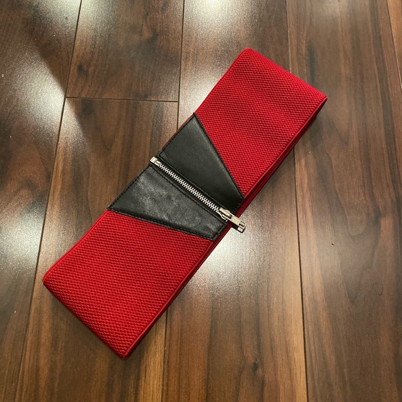 Stretchy red cinching belt - Picture 3 of 4